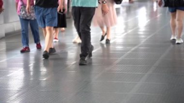 Hong Kong, Çin, 05 Haziran 2019: yavaş hareket insanlar askıya yaya köprüsü kavşak trafik sokak yürüyüş. Meşgul yaşam tarzı Hong Kong. Asya yerlileri ve turistler Centra yaya köprüsü geçiş
