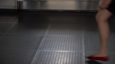 Hong Kong, Çin, 05 Haziran 2019: yavaş hareket insanlar askıya yaya köprüsü kavşak trafik sokak yürüyüş. Meşgul yaşam tarzı Hong Kong. Asya yerlileri ve turistler Centra yaya köprüsü geçiş