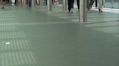 Hong Kong, Çin, 05 Haziran 2019: yavaş hareket insanlar askıya yaya köprüsü kavşak trafik sokak yürüyüş. Meşgul yaşam tarzı Hong Kong. Asya yerlileri ve turistler Centra yaya köprüsü geçiş