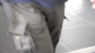 Hong Kong, Çin, 05 Haziran 2019: yavaş hareket insanlar askıya yaya köprüsü kavşak trafik sokak yürüyüş. Meşgul yaşam tarzı Hong Kong. Asya yerlileri ve turistler Centra yaya köprüsü geçiş