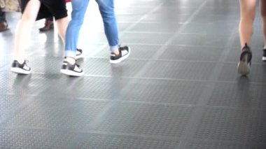 Hong Kong, Çin, 05 Haziran 2019: yavaş hareket insanlar askıya yaya köprüsü kavşak trafik sokak yürüyüş. Meşgul yaşam tarzı Hong Kong. Asya yerlileri ve turistler Centra yaya köprüsü geçiş