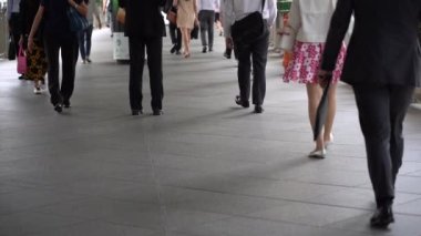 Hong Kong, Çin, 05 Haziran 2019: yavaş hareket insanlar askıya yaya köprüsü kavşak trafik sokak yürüyüş. Meşgul yaşam tarzı Hong Kong. Asya yerlileri ve turistler Centra yaya köprüsü geçiş