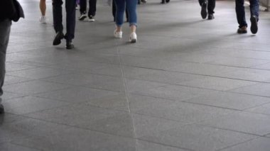 Hong Kong, Çin, 05 Haziran 2019: yavaş hareket insanlar askıya yaya köprüsü kavşak trafik sokak yürüyüş. Meşgul yaşam tarzı Hong Kong. Asya yerlileri ve turistler Centra yaya köprüsü geçiş