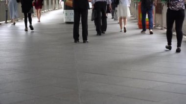 Hong Kong, Çin, 05 Haziran 2019: yavaş hareket insanlar askıya yaya köprüsü kavşak trafik sokak yürüyüş. Meşgul yaşam tarzı Hong Kong. Asya yerlileri ve turistler Centra yaya köprüsü geçiş