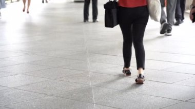 Hong Kong, Çin, 05 Haziran 2019: yavaş hareket insanlar askıya yaya köprüsü kavşak trafik sokak yürüyüş. Meşgul yaşam tarzı Hong Kong. Asya yerlileri ve turistler Centra yaya köprüsü geçiş