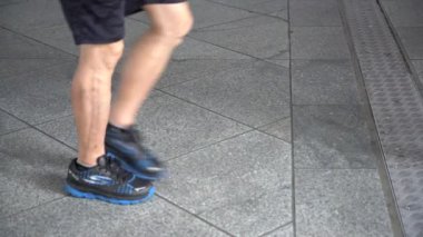 Hong Kong, Çin, 05 Haziran 2019: yavaş hareket insanlar askıya yaya köprüsü kavşak trafik sokak yürüyüş. Meşgul yaşam tarzı Hong Kong. Asya yerlileri ve turistler Centra yaya köprüsü geçiş