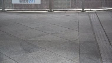 Hong Kong, Çin, 05 Haziran 2019: yavaş hareket insanlar askıya yaya köprüsü kavşak trafik sokak yürüyüş. Meşgul yaşam tarzı Hong Kong. Asya yerlileri ve turistler Centra yaya köprüsü geçiş