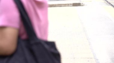 Hong Kong, Çin, 17 Nisan 2019: Hong Kong des Voeux Road Central District meşgul sokakları ve Zebra üzerinde yürüyen yayalar yavaş hareket.