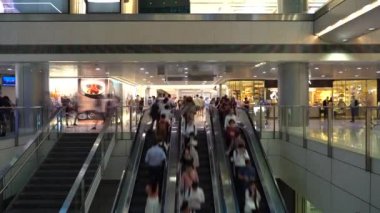 Hong Kong, Çin 05 Haziran 2019: Timelapse/alışveriş merkezinde yürüyen merdivenler üzerinde kalabalık insanların Hyperlapse