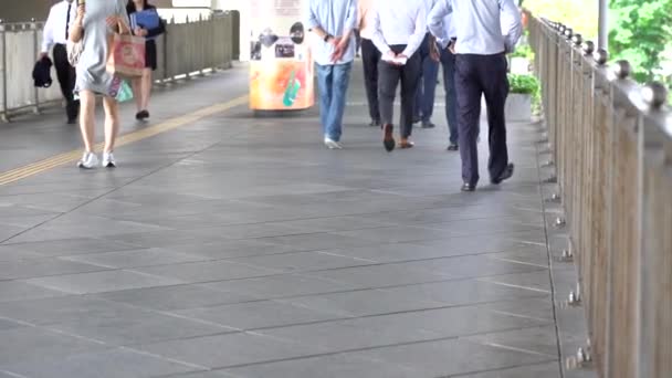 Hong Kong China Junio 2019 Slow Motion People Walking Suspended — Vídeo de stock