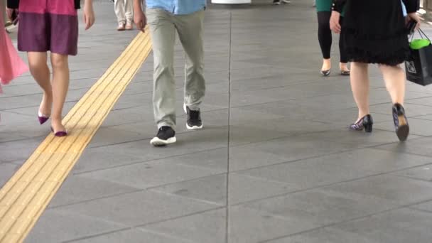 Hong Kong Cina Giugno 2019 Slow Motion People Walking Suspended — Video Stock