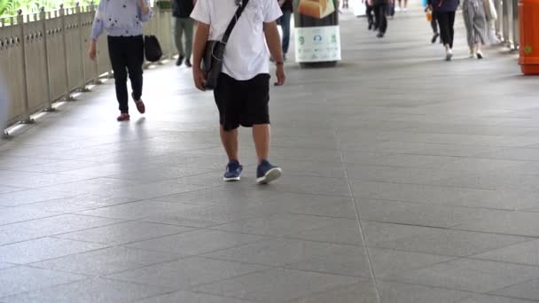 中国香港 2019 人们走悬空人行天桥十字路通街的慢行动议 繁忙的香港生活方式 亚洲当地人和游客穿越中心的人行天桥 — 图库视频影像