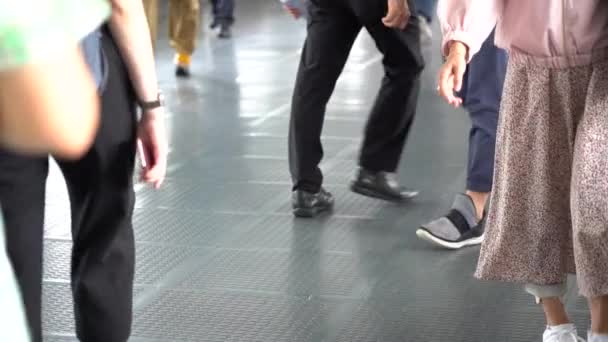 Hong Kong China Junho 2019 Slow Motion People Walking Suspended — Vídeo de Stock