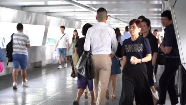 中国香港 2019 人们走悬空人行天桥十字路通街的慢行动议 繁忙的香港生活方式 亚洲当地人和游客穿越中心的人行天桥 — 图库视频影像