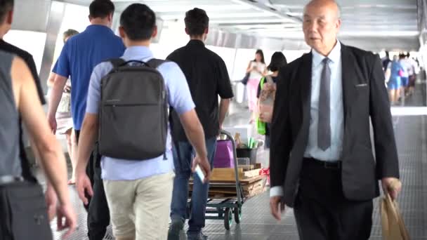 Hong Kong China Junio 2019 Slow Motion People Walking Suspended — Vídeos de Stock