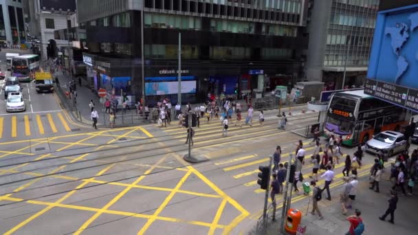 2019 香港の Voeux 道路中央地区の繁華街のスローモーションとシマウマの上を歩いている歩行者 — ストック動画