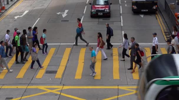 2019 香港の Voeux 道路中央地区の繁華街のスローモーションとシマウマの上を歩いている歩行者 — ストック動画