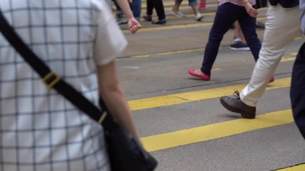 中国香港 2019年4月17日 香港德辅道中区繁忙街道的缓慢运动和在斑马上空行走的行人 — 图库视频影像