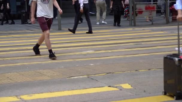 2019 香港の Voeux 道路中央地区の繁華街のスローモーションとシマウマの上を歩いている歩行者 — ストック動画