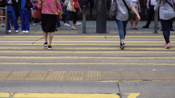 2019 香港の Voeux 道路中央地区の繁華街のスローモーションとシマウマの上を歩いている歩行者 — ストック動画