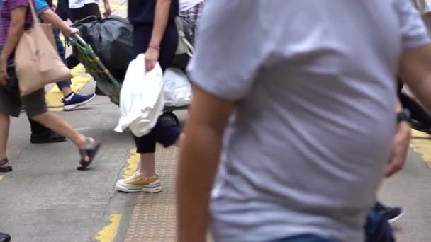 中国香港 2019年4月17日 香港德辅道中区繁忙街道的缓慢运动和在斑马上空行走的行人 — 图库视频影像