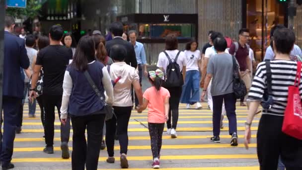 2019 香港の Voeux 道路中央地区の繁華街のスローモーションとシマウマの上を歩いている歩行者 — ストック動画