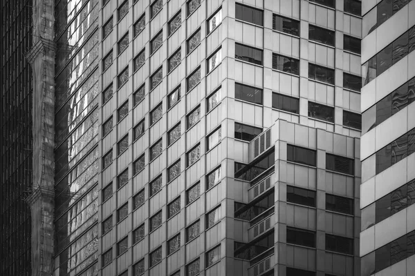 Hong Kong kereskedelmi épület közelről, fekete-fehér stílusban — Stock Fotó