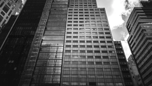 Hong Kong kommersiella byggnaden närbild med B&W stil — Stockfoto