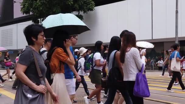 Mouvement lent des gens dans le passage piétonnier occupé dans hong kong — Video