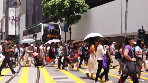 Slow Motion av människor i upptagen övergångsställe i Hong Kong — Stockvideo