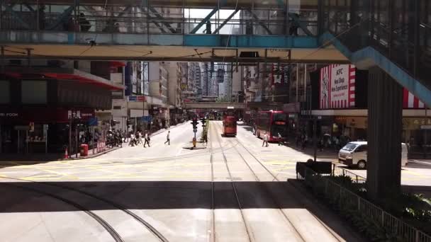 Timelapse / Hyperlapse viendo la escena callejera de Hong Kong desde el tranvía de dos pisos . — Vídeos de Stock