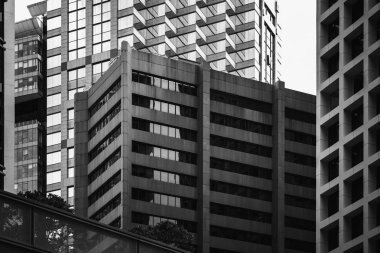 Hong Kong ticari bina B&W renk ile yakın çekim