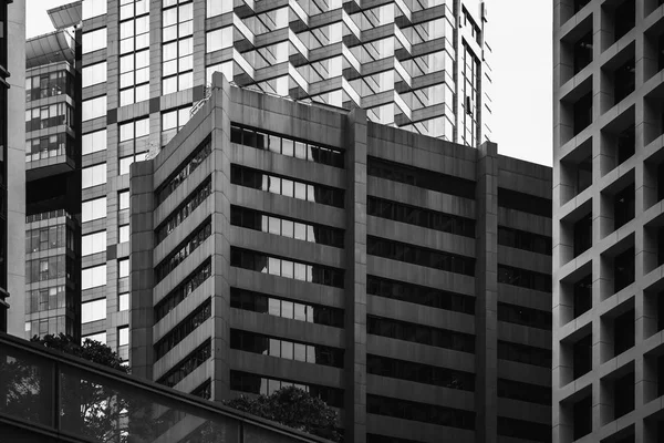 Hong Kong commerciële gebouw close up met B&W kleur — Stockfoto