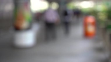 Yaya köprüsünü geçen bulanık insanlar; Yavaş Çekim