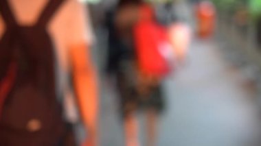 Yaya köprüsünü geçen bulanık insanlar; Yavaş Çekim