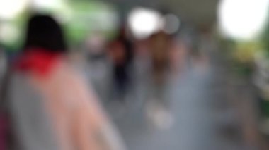 Yaya köprüsünü geçen bulanık insanlar; Yavaş Çekim