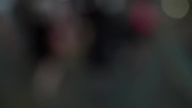 Yaya köprüsünü geçen bulanık insanlar; Yavaş Çekim