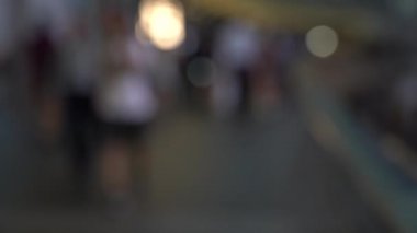 Yaya köprüsünü geçen bulanık insanlar; Yavaş Çekim