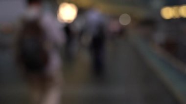 Yaya köprüsünü geçen bulanık insanlar; Yavaş Çekim