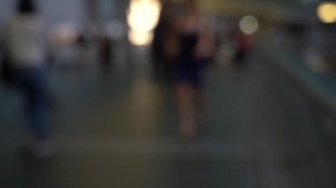 Yaya köprüsünü geçen bulanık insanlar; Yavaş Çekim