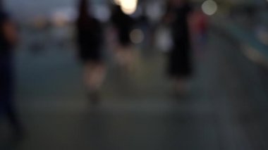 Yaya köprüsünü geçen bulanık insanlar; Yavaş Çekim