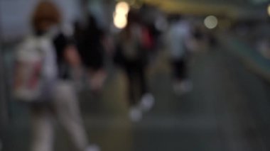Yaya köprüsünü geçen bulanık insanlar; Yavaş Çekim