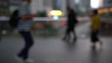 Yaya köprüsünü geçen bulanık insanlar; Yavaş Çekim