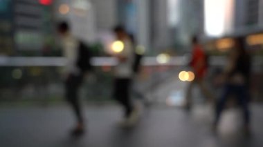Yaya köprüsünü geçen bulanık insanlar; Yavaş Çekim
