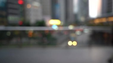 Yaya köprüsünü geçen bulanık insanlar; Yavaş Çekim