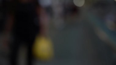 Yaya köprüsünü geçen bulanık insanlar; Yavaş Çekim