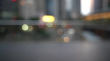 Yaya köprüsünü geçen bulanık insanlar; Yavaş Çekim