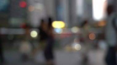 Yaya köprüsünü geçen bulanık insanlar; Yavaş Çekim