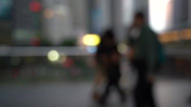 Yaya köprüsünü geçen bulanık insanlar; Yavaş Çekim
