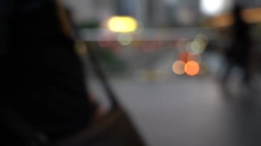 Yaya köprüsünü geçen bulanık insanlar; Yavaş Çekim